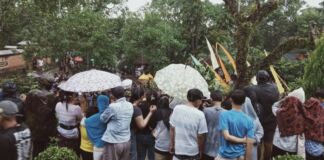 Hujan Warnai Perang Topat di Pura – Kemaliq Lingsar. James Bannet : Toleransi Perlu Dipertahankan