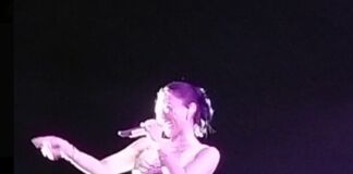 Wika Salim Goyang Penonton dengan Sebotol Minuman