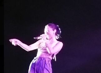 Wika Salim Goyang Penonton dengan Sebotol Minuman