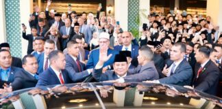 Ribuan Mahasiswa Indonesia di Kairo Antusias Berebut Salaman dan Foto dengan Prabowo