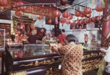 Imlek, Sembahyang di Klenteng PO Hwa Kong. Berdoa Kepada Tuhan, Leluhur dan Dewa