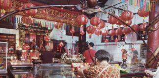 Imlek, Sembahyang di Klenteng PO Hwa Kong. Berdoa Kepada Tuhan, Leluhur dan Dewa