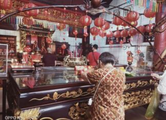 Imlek, Sembahyang di Klenteng PO Hwa Kong. Berdoa Kepada Tuhan, Leluhur dan Dewa