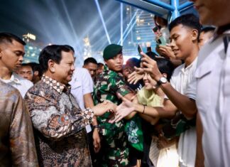 Momen Prabowo Sapa Masyarakat di Malam Tahun Baru Naik Maung Garuda, Warga Berebut Salam, Foto Bersama