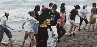Siswa MIS Jakarta Bersih Pantai Senggigi. Lombok Ocean Care Nilai itu Pertanda Baik