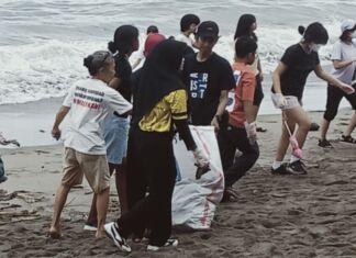 Siswa MIS Jakarta Bersih Pantai Senggigi. Lombok Ocean Care Nilai itu Pertanda Baik