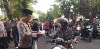 Polda NTB beserta Jajaran Bagikan 4500 Takjil Setiap Hari