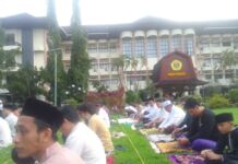 Jadi Khatib Shalat Idul Fitri di Kampus Unram, Dr Muazar Habibi Singgung Keluarga Sebagai Madrasah Pertama Mendidik Anak. Ini Paparannya!