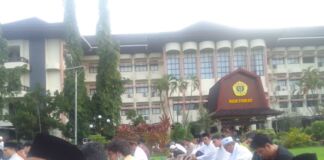 Jadi Khatib Shalat Idul Fitri di Kampus Unram, Dr Muazar Habibi Singgung Keluarga Sebagai Madrasah Pertama Mendidik Anak. Ini Paparannya!