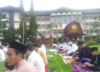 Jadi Khatib Shalat Idul Fitri di Kampus Unram, Dr Muazar Habibi Singgung Keluarga Sebagai Madrasah Pertama Mendidik Anak. Ini Paparannya!