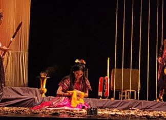 Dende Tamari, Seruan Teater untuk Kebenaran dan Keberanian Perempuan