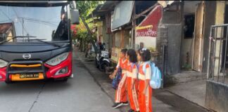 Brimob NTB Luncurkan Bus Sekolah Gratis