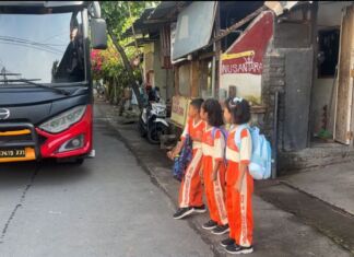 Brimob NTB Luncurkan Bus Sekolah Gratis
