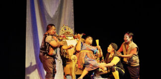 Pertunjukan Teater Hikayat Gajah Duduk Dibanjiri Penonton: Rela Lesehan