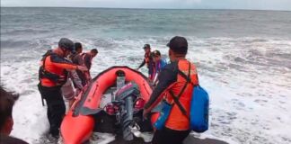 Tim SAR Evakuasi Seorang Nelayan di Perairan Ampenan