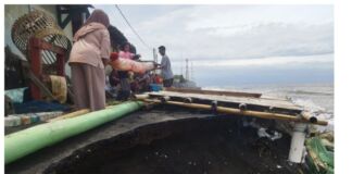 21 Rumah Terdampak Rob, Warga Buat Tanggul Sementara