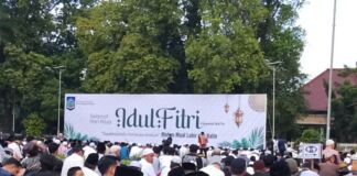 Umat Islam sholat Idul Fitri Lapangan Bumi Gora Kantor Gubernur NTB