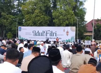 Umat Islam sholat Idul Fitri Lapangan Bumi Gora Kantor Gubernur NTB