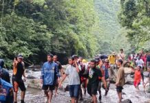 Tim SAR Evakuasi Warga Terseret Arus di Air Terjun Tiu Bombong