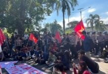 Demo Depan Kantor Gubernur NTB, Mahasiswa Kritik Program Makan Bergizi Gratis