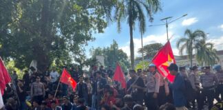 Demo Depan Kantor Gubernur NTB, Mahasiswa Kritik Program Makan Bergizi Gratis
